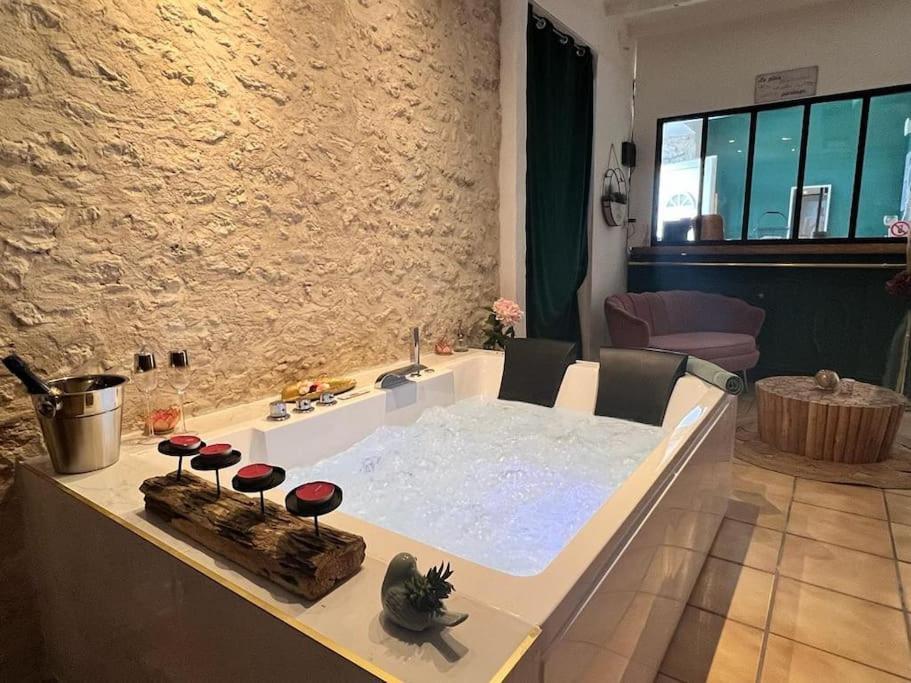 Suite Romance - Jacuzzi Moret-sur-Loing Eksteriør billede