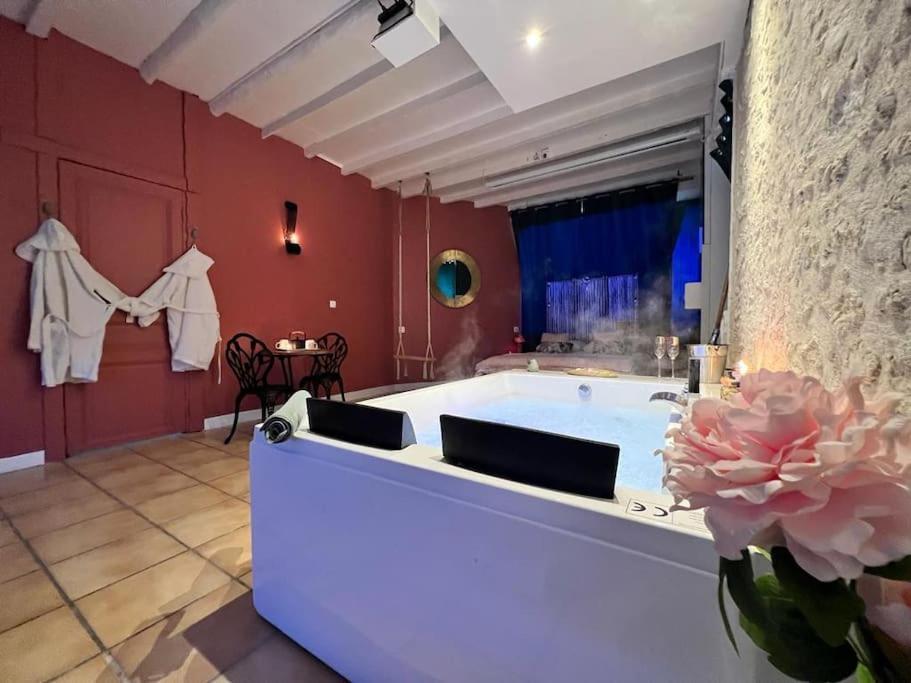 Suite Romance - Jacuzzi Moret-sur-Loing Eksteriør billede